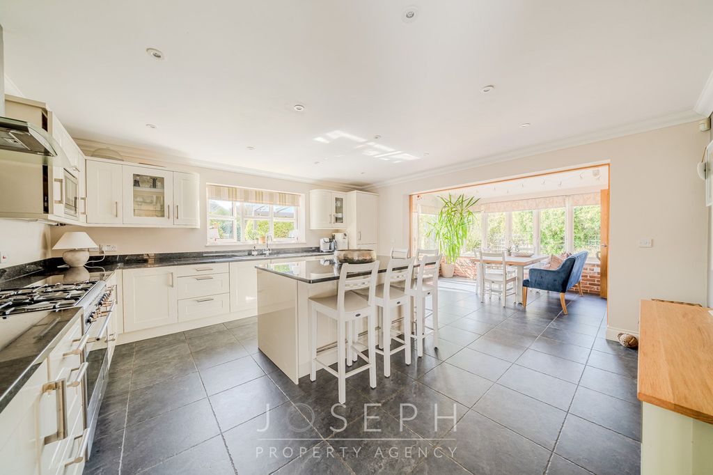 Property photo 2 of 38