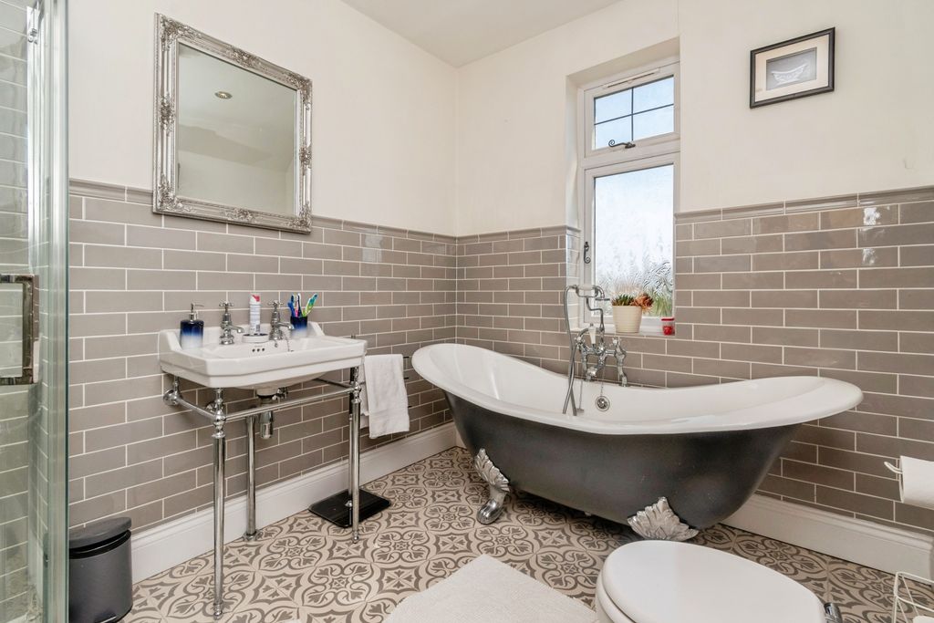 Property photo 3 of 20 Bathroom