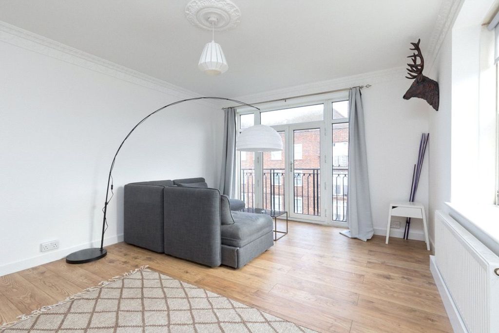Property photo 1 of 8 Gibratar Walk, E2