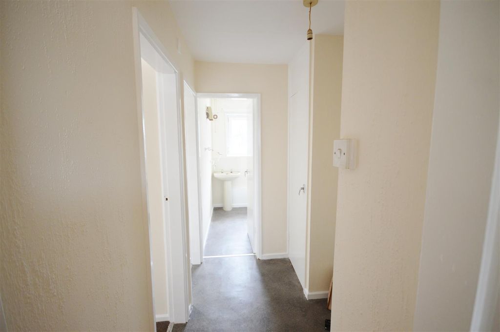 Property photo 2 of 7 Entrance Hall
