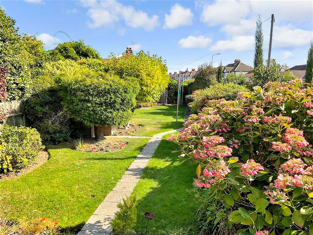 Property photo 2 of 7 Garden