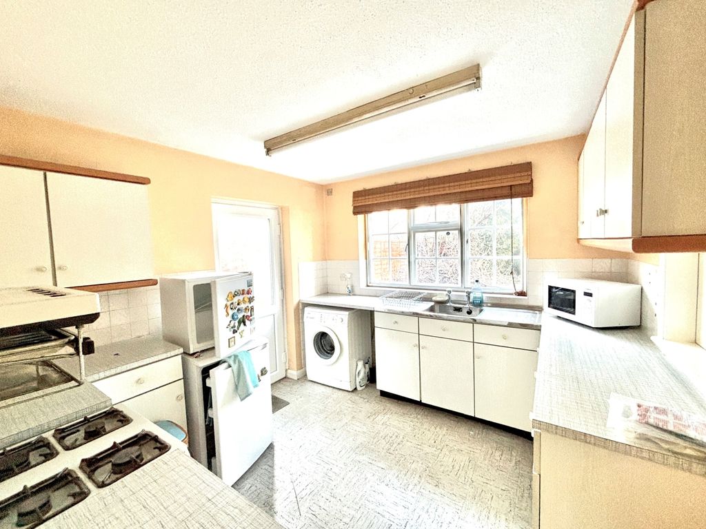 Property photo 3 of 9 Kitchen