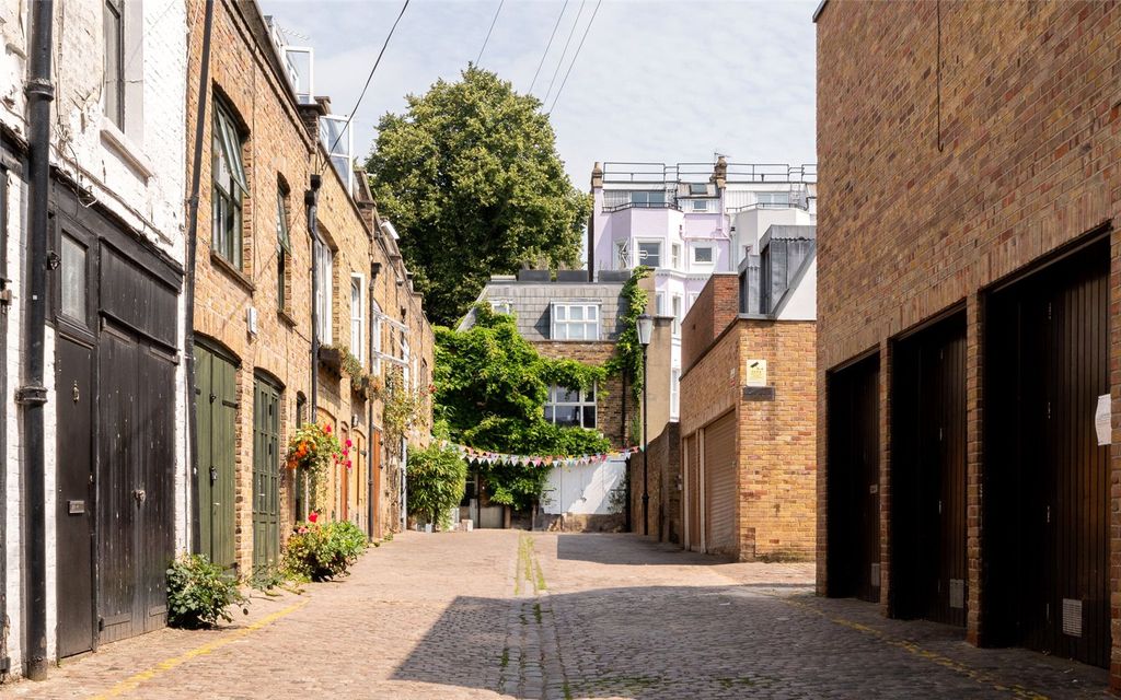 Property photo 2 of 17 The Mews
