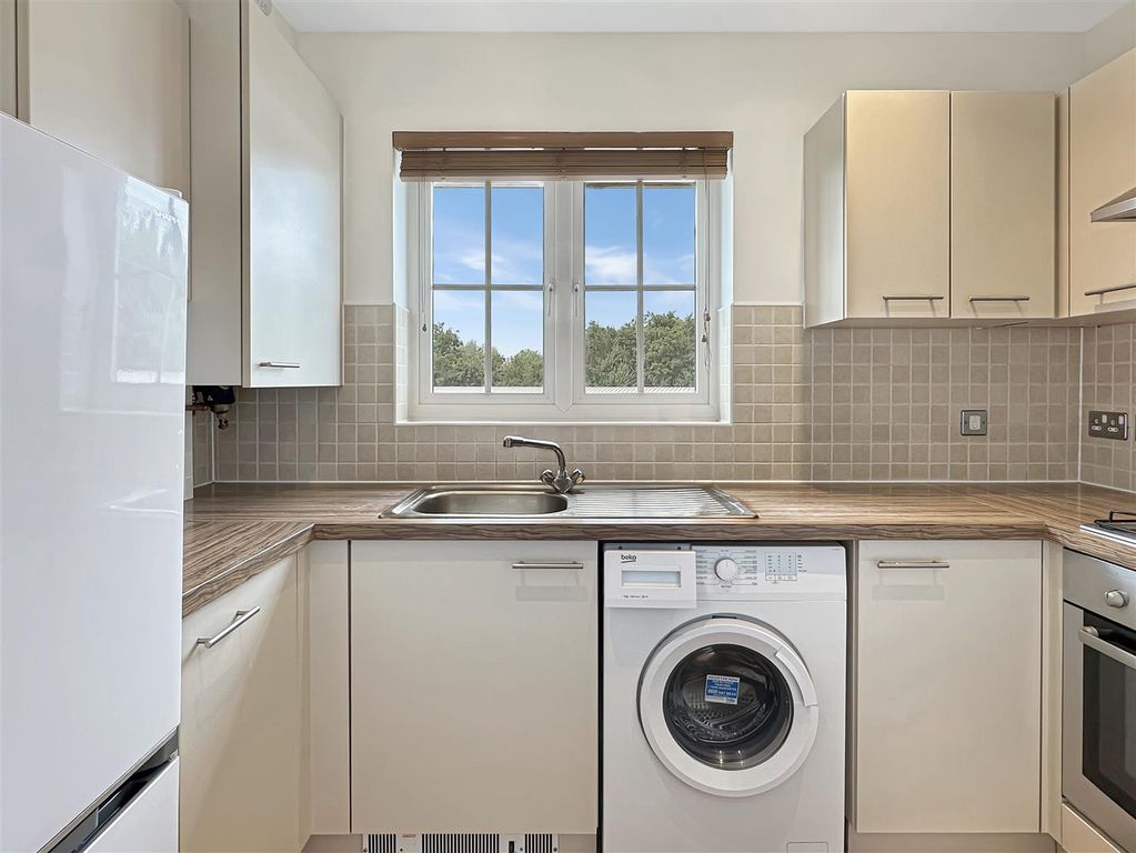 Property photo 3 of 10 Kitchen (2)