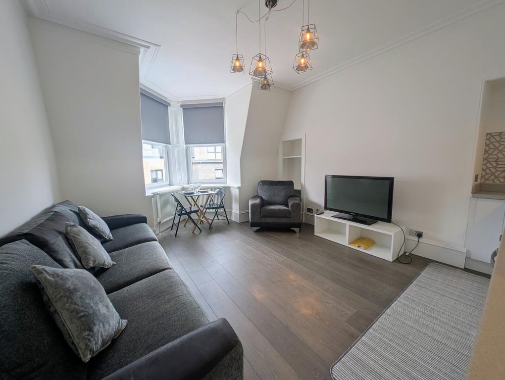 Property photo 1 of 11 Living Room