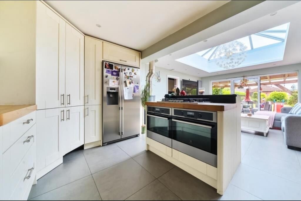 Property photo 3 of 16 Kitchen