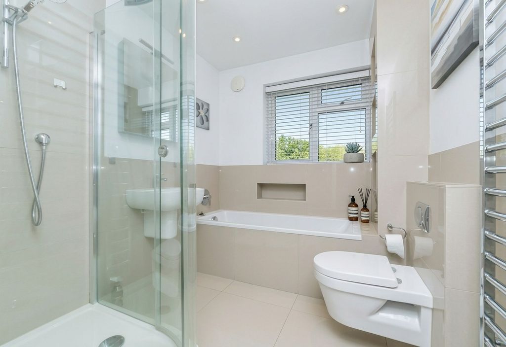 Property photo 2 of 11 6209582