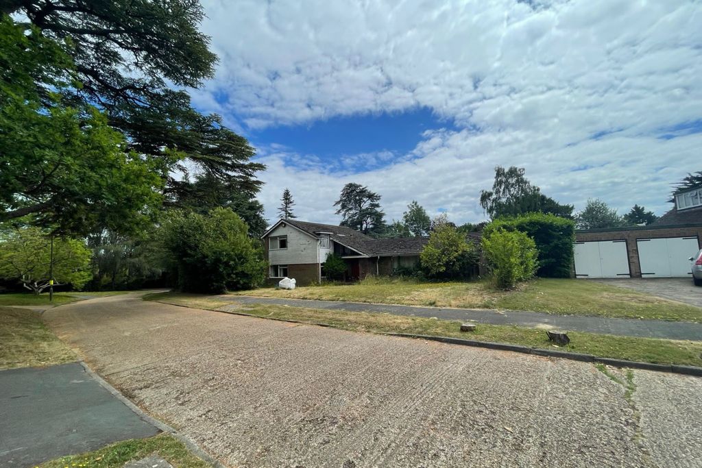 Property photo 2 of 9 4 Fernhill, Oxshott, Surrey, Kt22 0Jh
