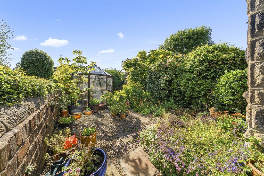 Property photo 2 of 18 Garden