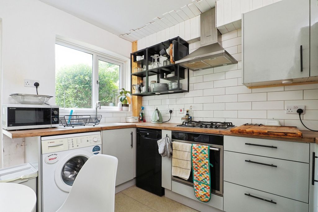 Property photo 3 of 17 Kitchen
