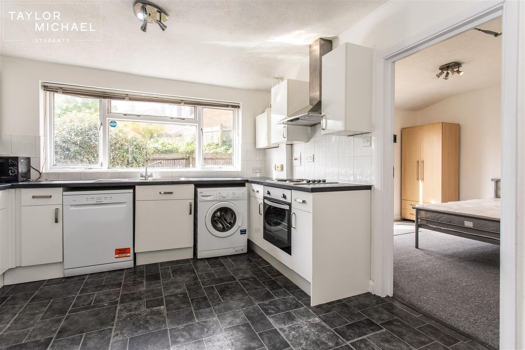 Property photo 3 of 25 Kitchen