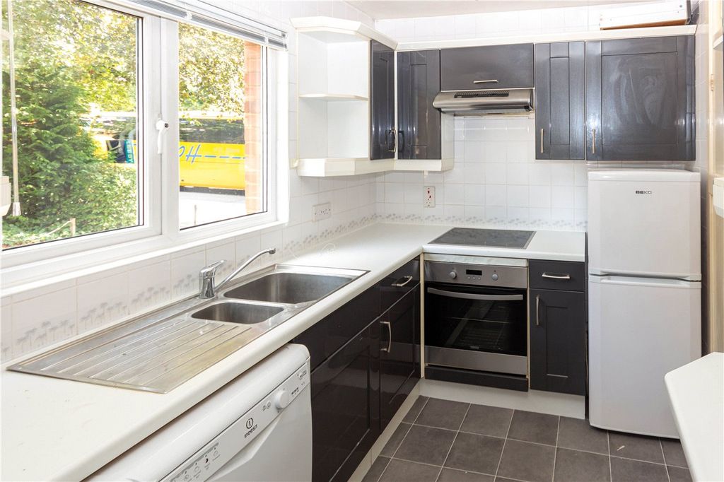 Property photo 3 of 8 Kitchen