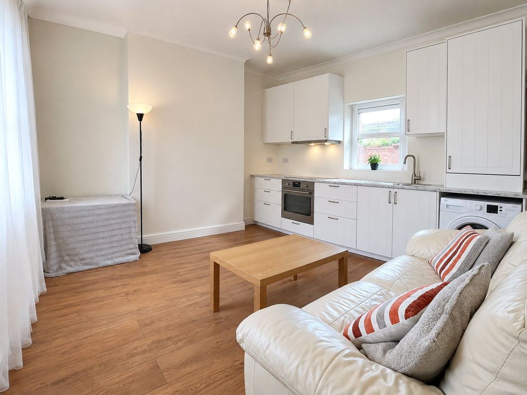 Property photo 1 of 11 Lounge / Kitchen