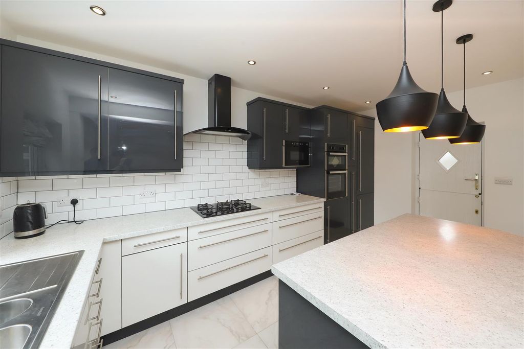 Property photo 3 of 17 Kitchen