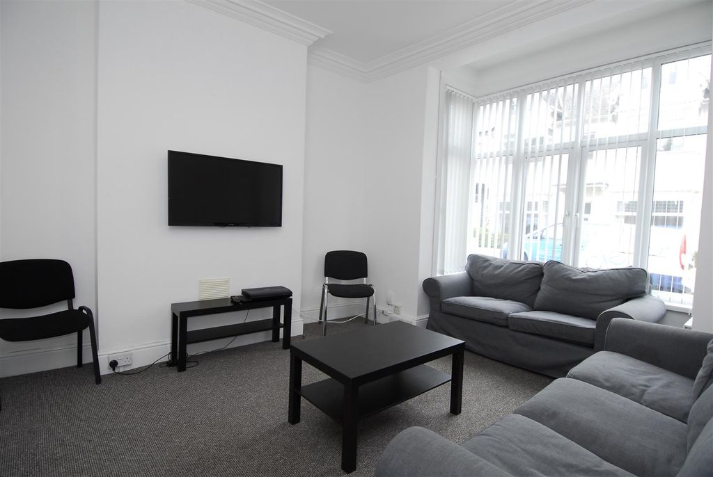 Property photo 3 of 5 14Abingdonrd001.Jpg