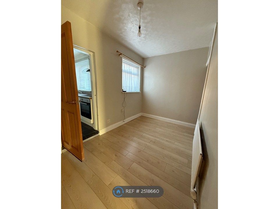 Property photo 3 of 8 Dining Area