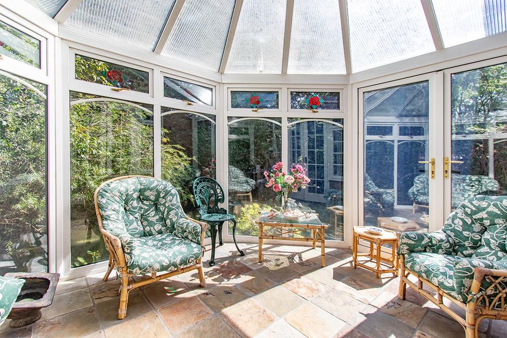 Property photo 2 of 18 Conservatory.Jpg