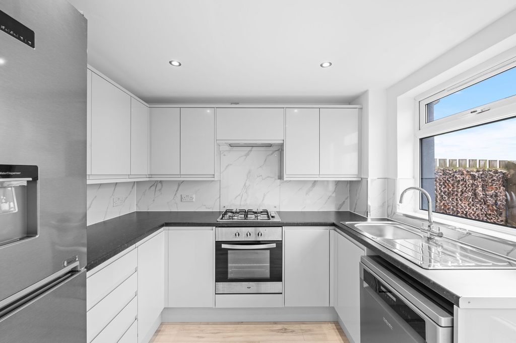 Property photo 3 of 17 Kitchen