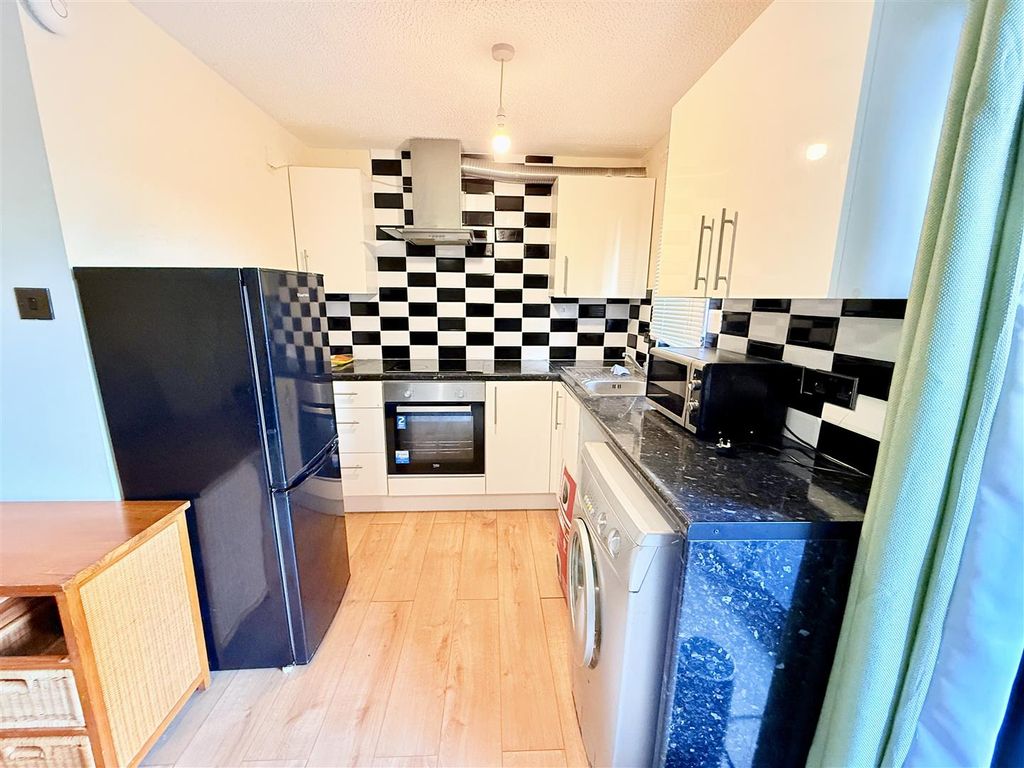 Property photo 3 of 8 Tempimagezasuhw.Jpg