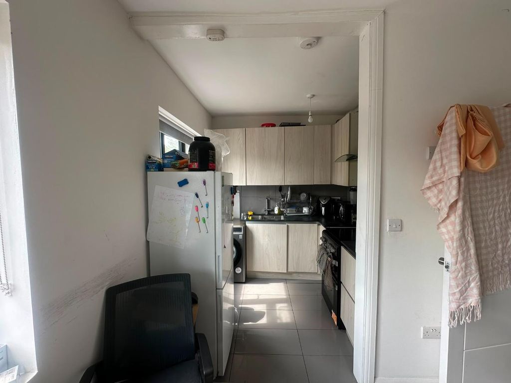 Property photo 3 of 6 Ealing Broadway 4.Jpeg