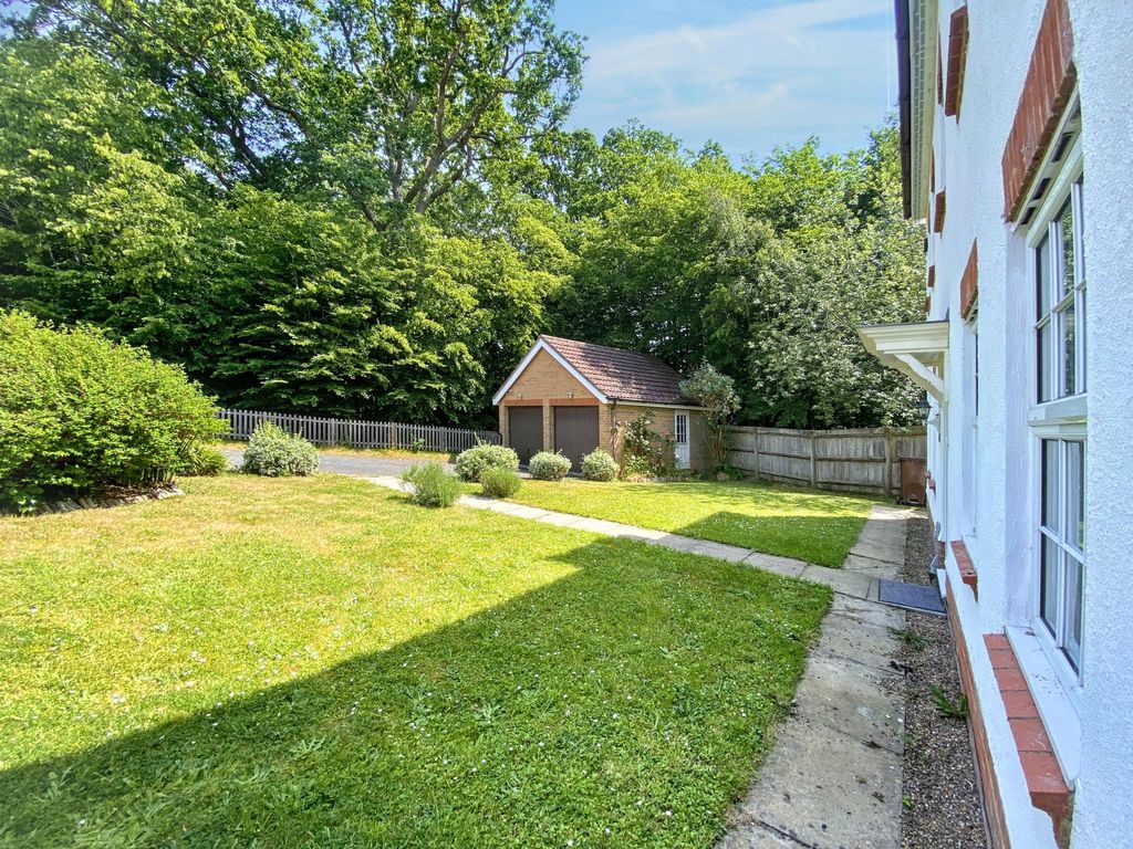Property photo 2 of 28