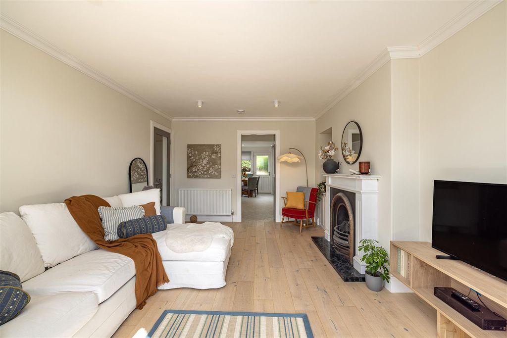 Property photo 3 of 25 41 Eildon Crescent Melrose 09.Jpg