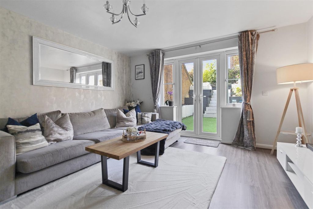 Property photo 2 of 26 Lounge