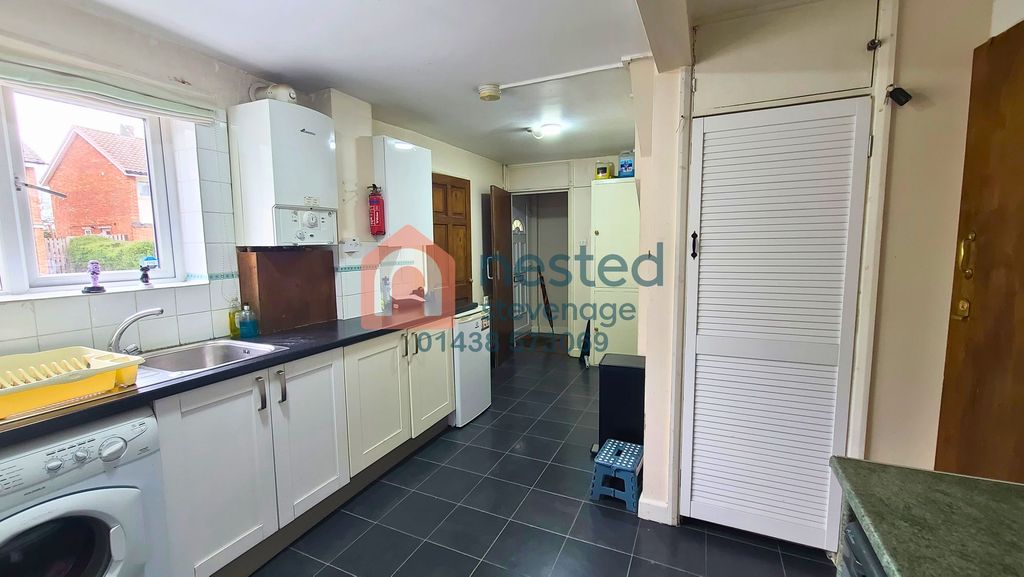 Property photo 3 of 17 Kitchen