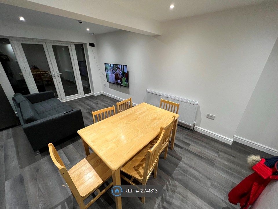 Property photo 3 of 10 Lounge & Dining Area