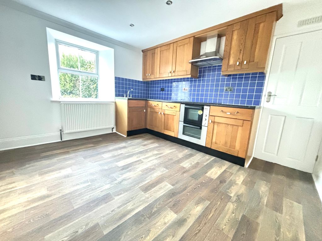 Property photo 3 of 11 Kitchen