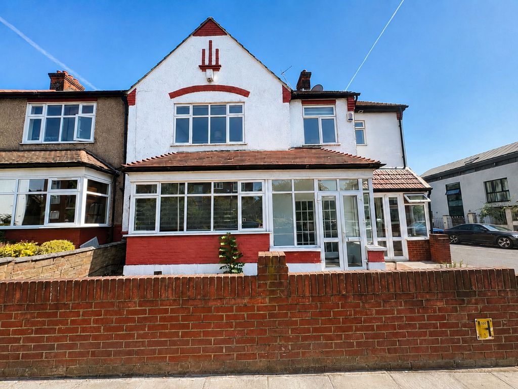 Property photo 1 of 24 High Rd E18