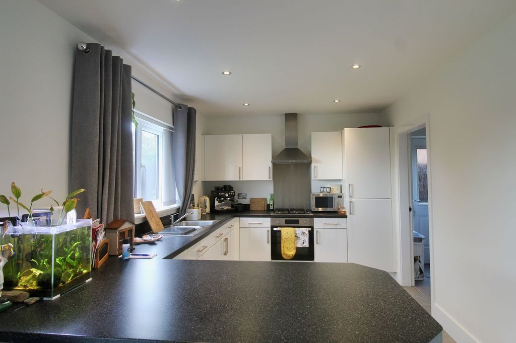 Property photo 2 of 28