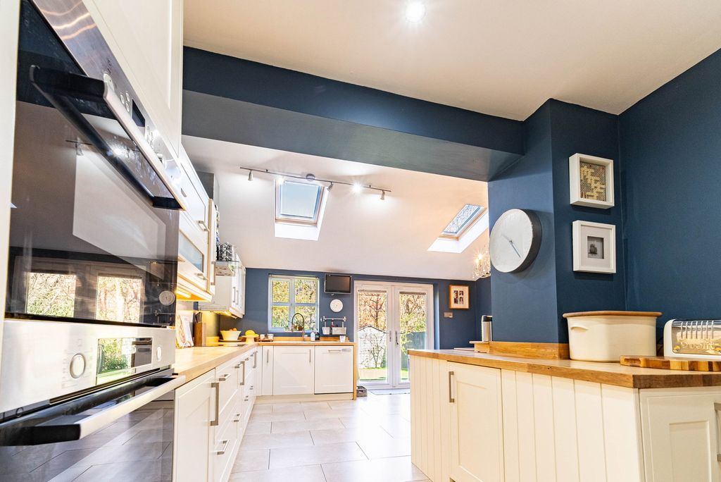 Property photo 2 of 32