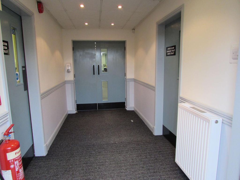 Property photo 3 of 18 Foyer.Jpg