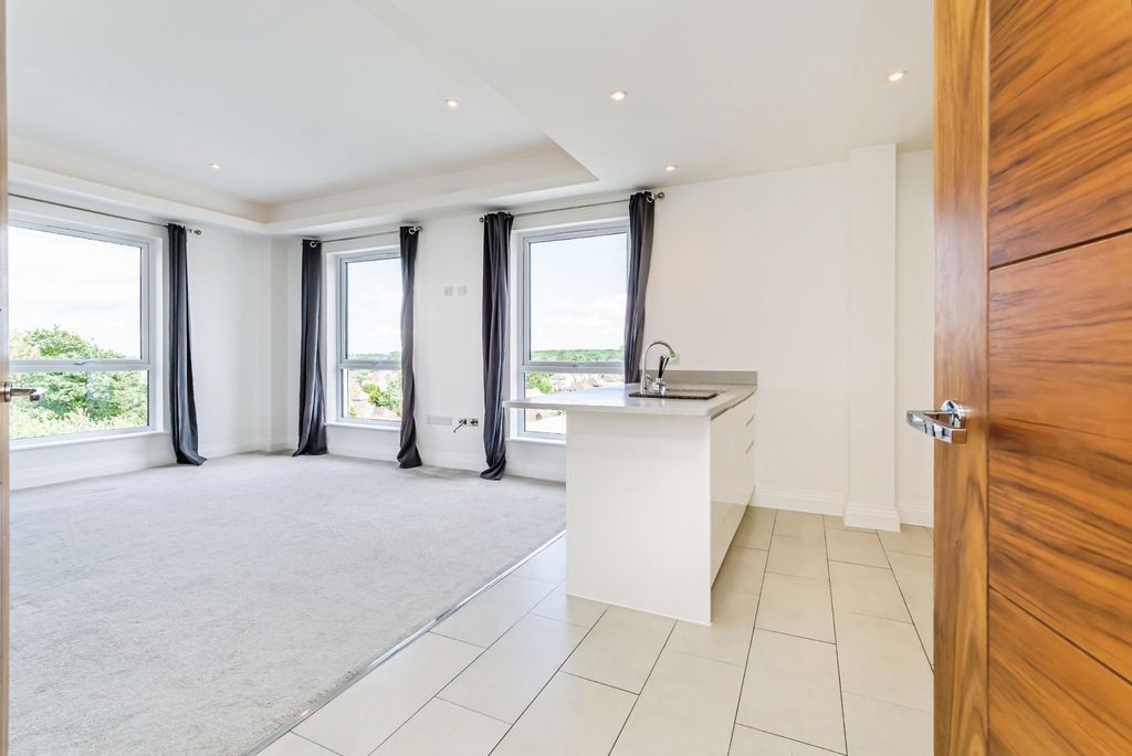 Property photo 2 of 15 Kitchen/Lounge