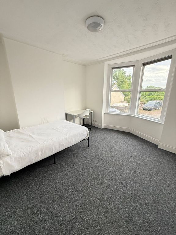 Property photo 3 of 17 Bright And Spacious Double Bedroom Featuring Large...