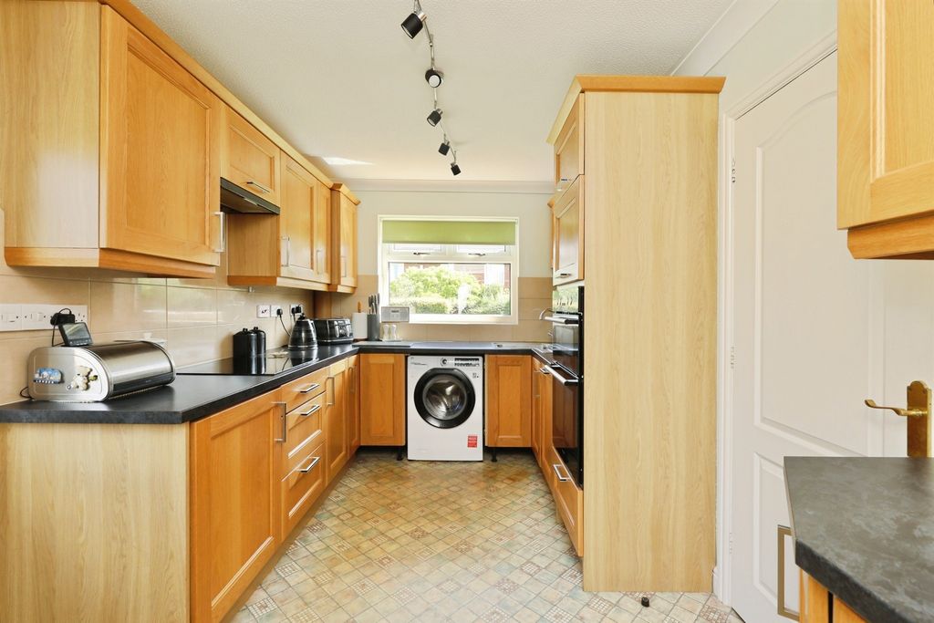 Property photo 3 of 17 Kitchen