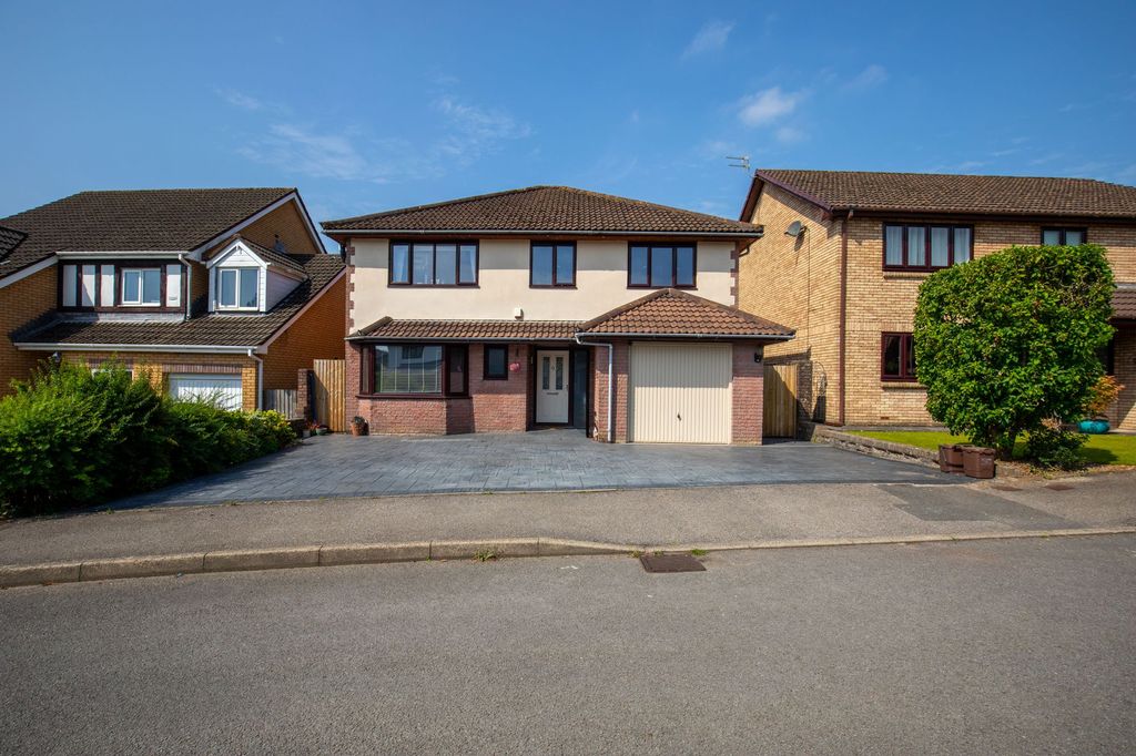 Property photo 1 of 32