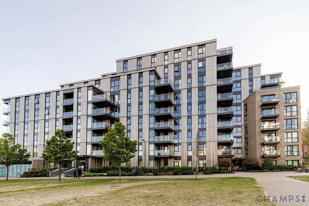 Property photo 1 of 8 3 Bed Flat To Rent Hartingtons Court, London N4 2Wl