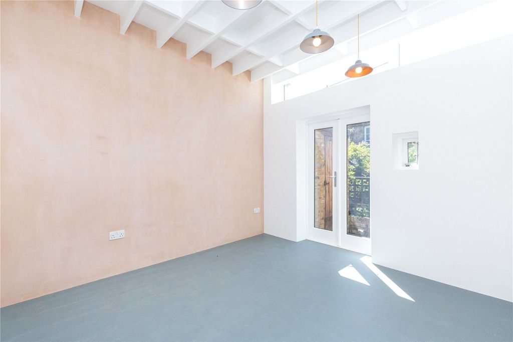 Property photo 3 of 10 Bedroom