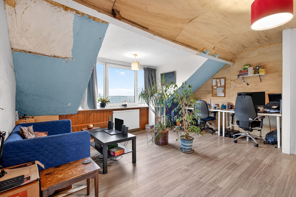 Property photo 3 of 27