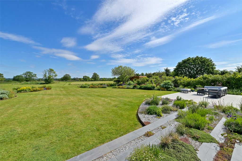 Property photo 2 of 31 Rear Gardens