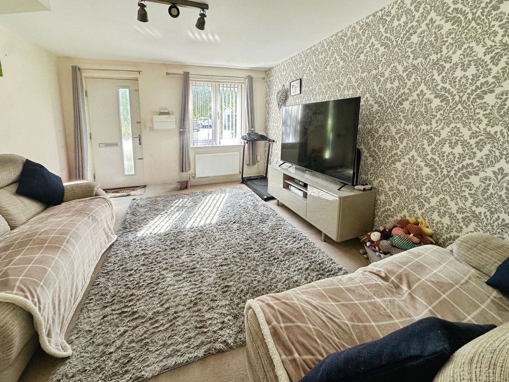 Property photo 2 of 12 Lounge