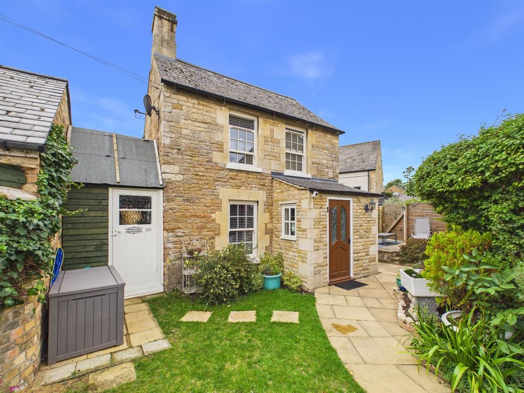 Property photo 1 of 17 The Green, Ketton