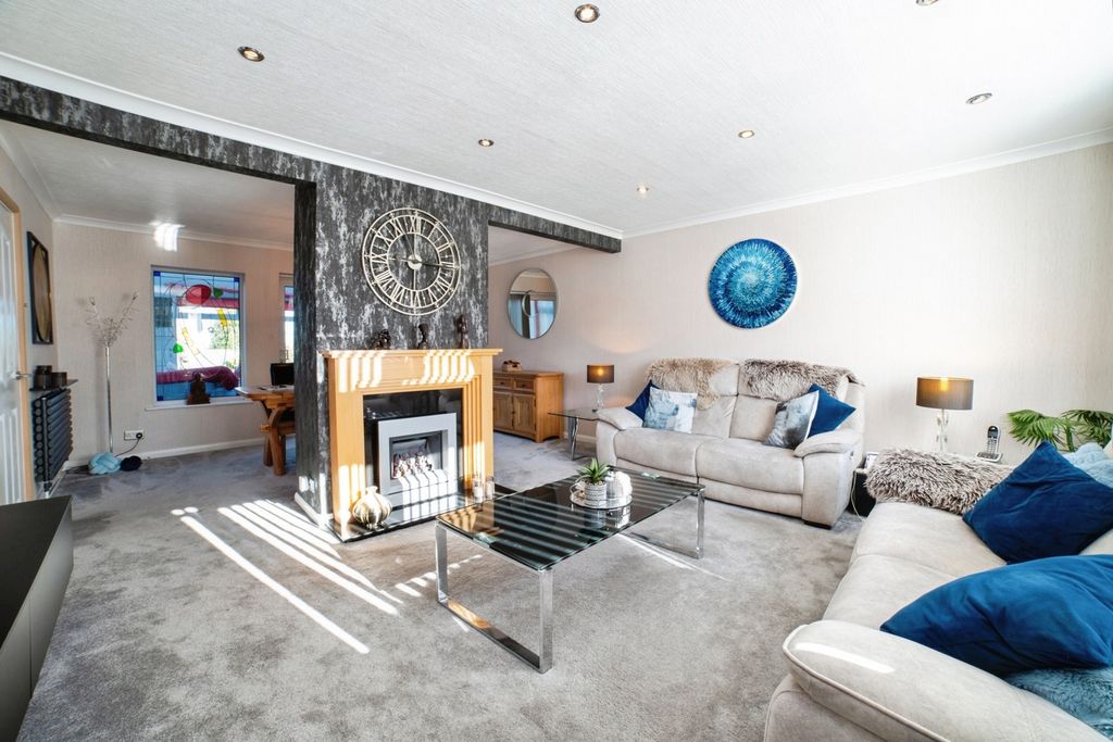 Property photo 2 of 18 Lounge