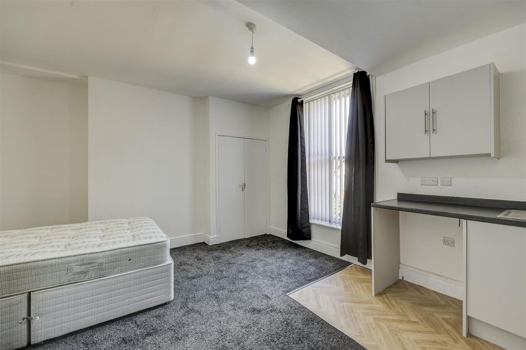 Property photo 1 of 23 Room 4