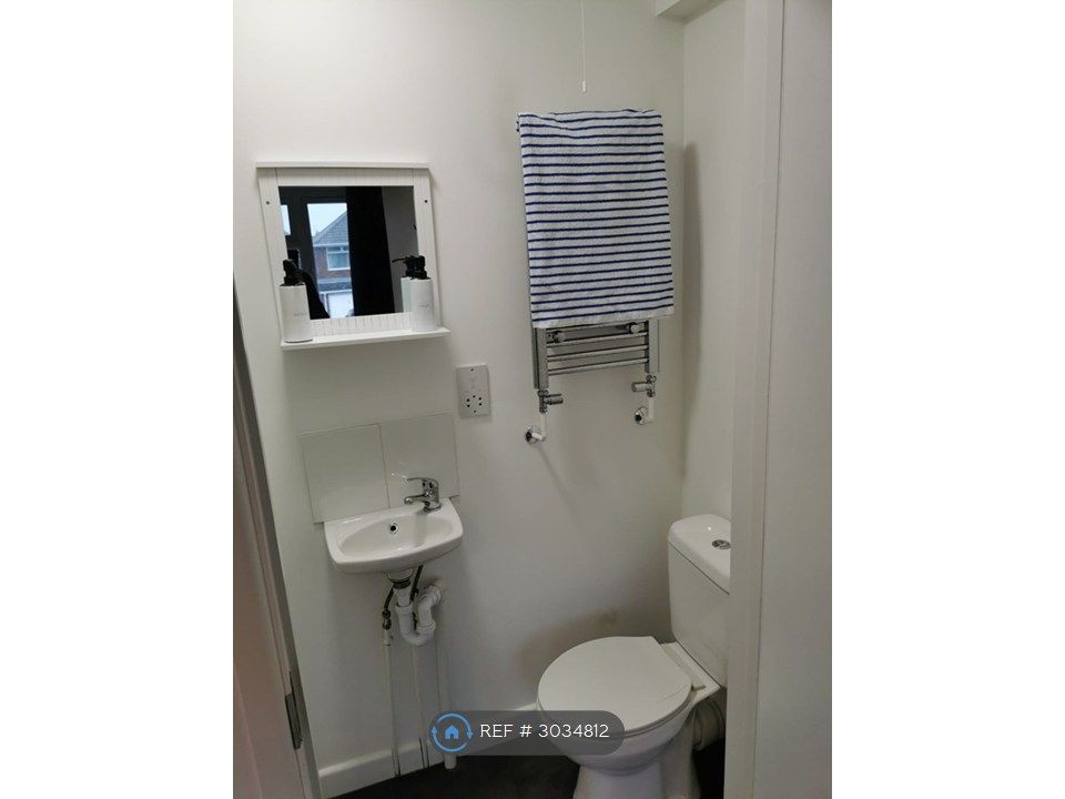 Property photo 3 of 7 Room 5: Spacious Double En-Suite Room