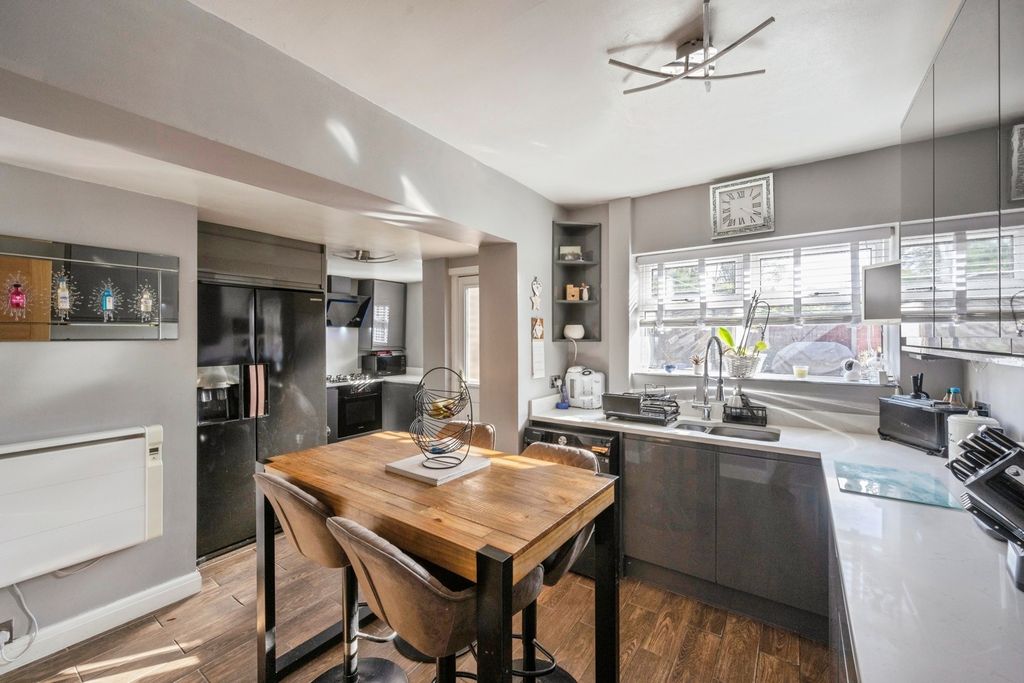 Property photo 3 of 17 Kitchen