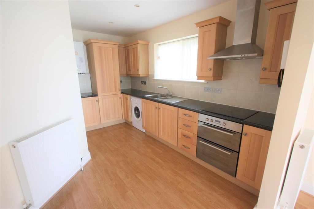 Property photo 3 of 9 10 Longshore Apartments Kitchen