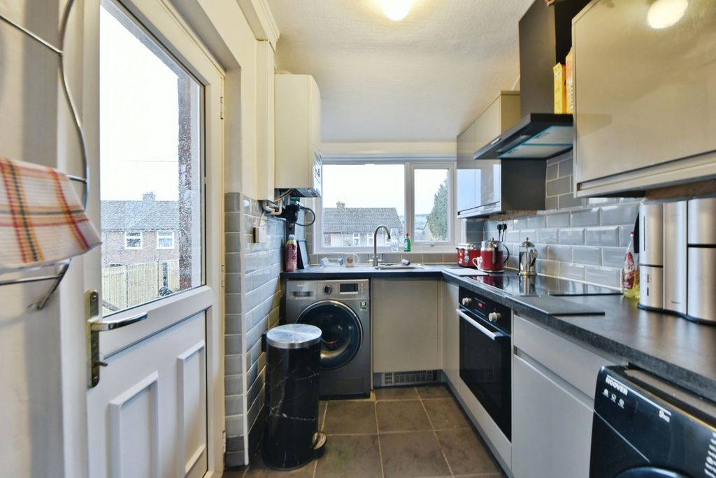 Property photo 2 of 11 Kitchen